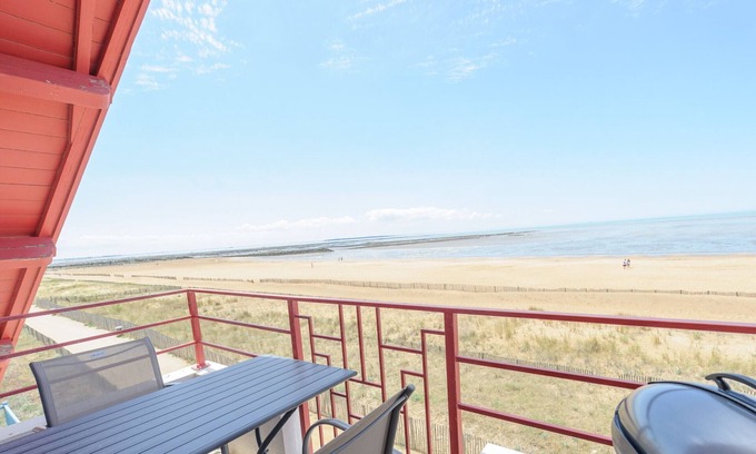 Port District Apartment | Beachfront T2 Apartment with Balcony, WiFi, Parking - Sleeps 4