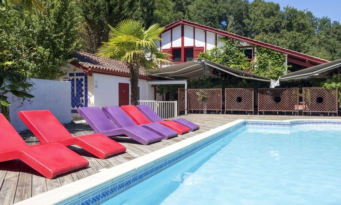 La Bastide-Clairence Apartment | Beautiful apartment for 6 people with WIFI, pool, TV, terrace and pets allowed