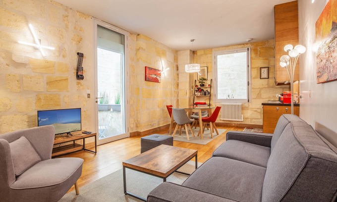 Bordeaux City Centre Apartment | Beautiful stone flat for 4 in the Rue des Antiquaires