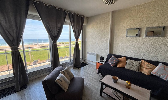 Biscarrosse Plage Apartment | Biscarrosse Beach: 1BR Apt with Terrace, Parking, Oceanfront
