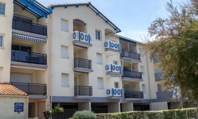 Saint-Georges-de-Didonne Apartment | Bleu Marine by Interhome