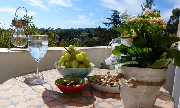 Sarlat-la-Caneda Apartment | Cezanne, charming apartment in Sarlat. Ideal for couples. Free wifi and parking