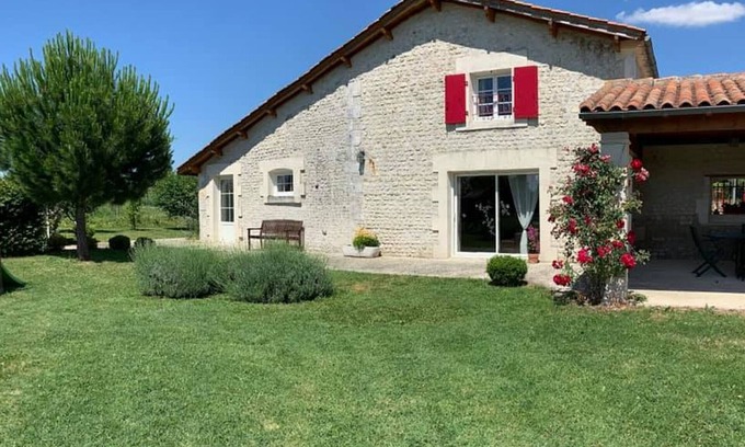 Bellevigne Cottage | Charming cottage with pool, private garden and disability access