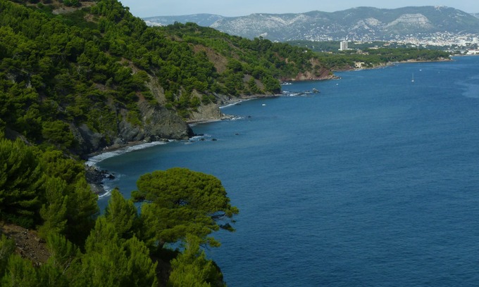 La Seyne-sur-Mer Apartment | Charming garden level. Between beaches and coves. Sea view. Preserved and calm site.
