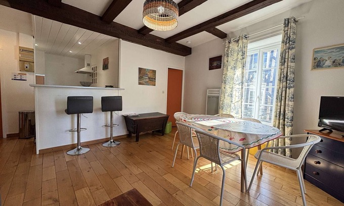 La Rochelle City Centre Apartment | Colorful 3-room apartment, sleeps 6, La Rochelle center