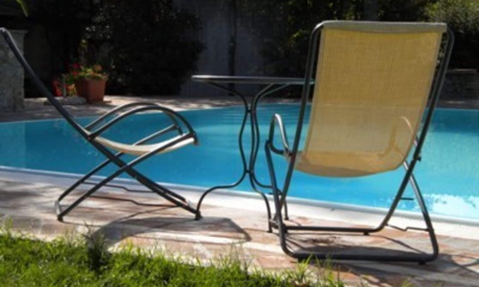 Colle di Val d'Elsa House | Cosy apartment in villa for 2 guests with pool, TV, patio and pets allowed