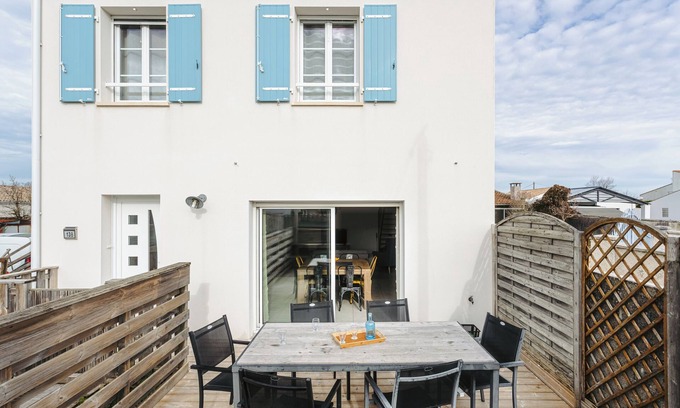 Bourcefranc-le-Chapus House | Cosy Holiday Home with Private Terrace, Ideal for Family or Friends – Sleeps 6