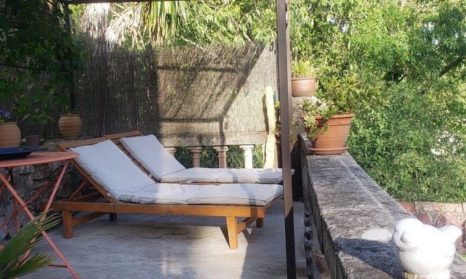 Auribeau-sur-Siagne Bed & Breakfast | Dans une Maison en Pierres au Milieu des Mimosas,