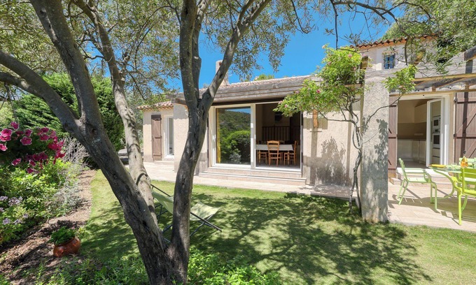 Bormes-Les-Mimosas House | Deatched 2-bedroom house/villa in a peaceful garden near the beach