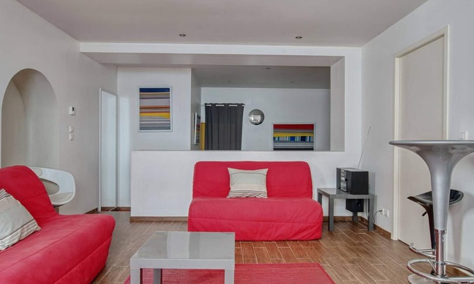 Saint-Jean-de-Luz City Center Apartment | Downtown Apartment Near Beach - Modern Decor, Family-Friendly