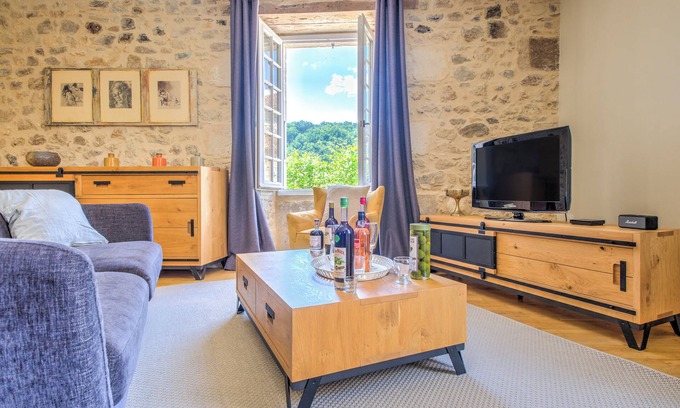 Saint-Jean-de-Cole Apartment | Elegant 150m² Apartment with Castle View – 3 Bedrooms in the Heart of Périgord