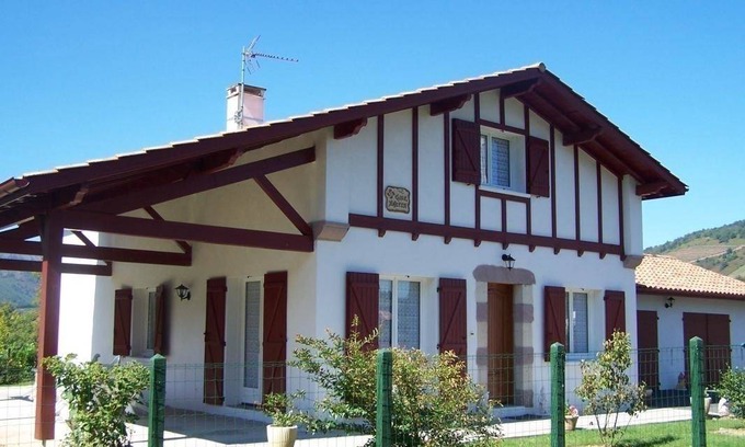 Saint-Etienne-de-Baigorry House | 160 m² Gîte ∙ 4 bedrooms ∙ 8 guests