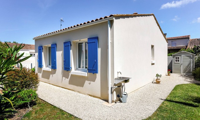 Le Chateau-d'Oleron House | Holiday Home "Begognias" with Private Terrace