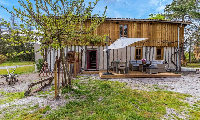 Trensacq House | Holiday Home "La Grange" with Shared Pool & Wi-Fi