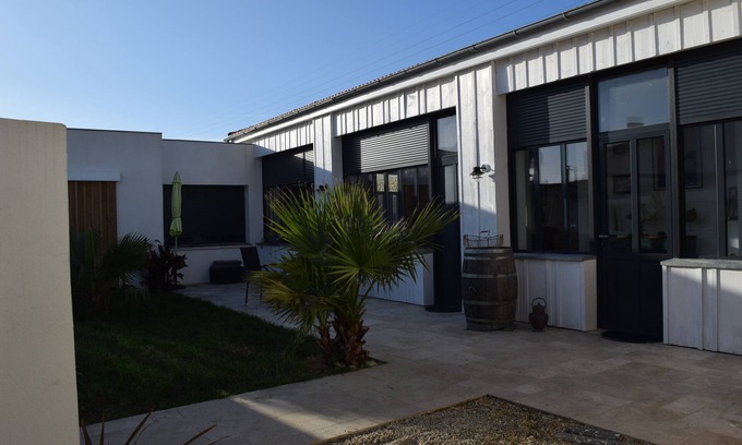 Saint-Pierre-d'Oleron House | Jolie Demeure de Bord de Mer, de Caractère, Située à 400 Mètres de la Plage