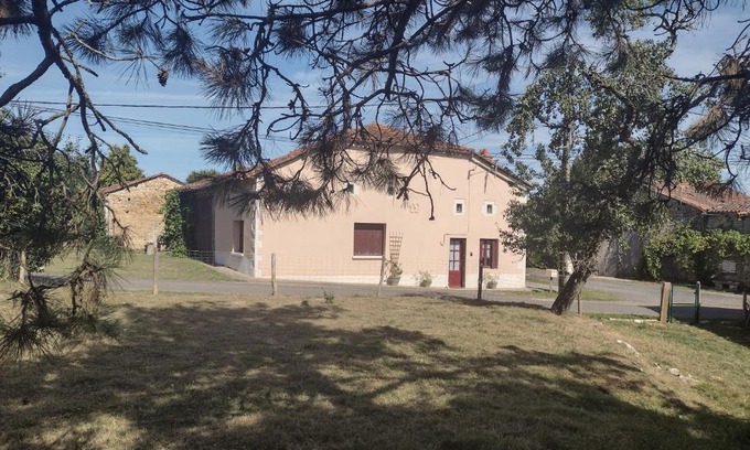 Genouille House | La Maison des Roses 1-Bed House in Genouille