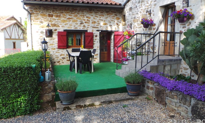 Ecuras Cottage | La Petite Fontaine, small cottage in a very quiet hamlet