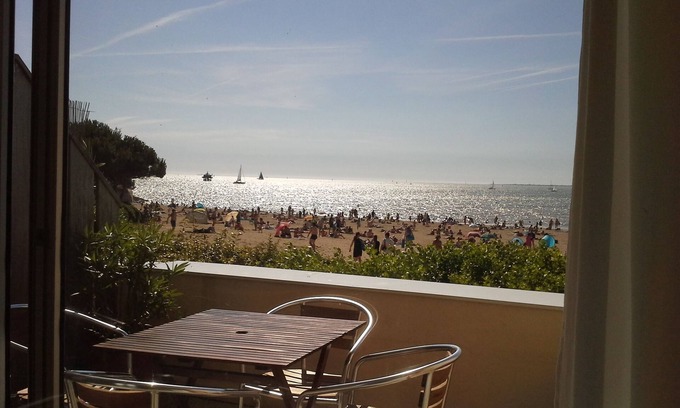La Rochelle Apartment | La Rochelle Les Minimes: Bright apartment beach 20 meters
