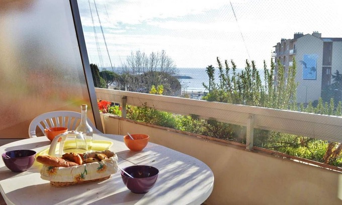 Le Lavandou Apartment | Le Lavandou: 1-BR apartment, sleeps 4, terrace, pets allowed, optional parking