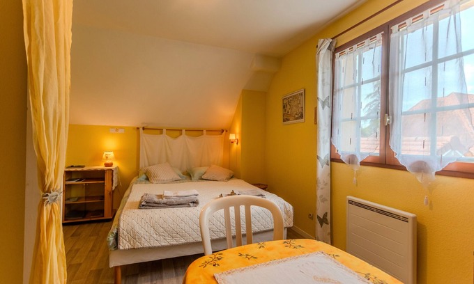 Lescar Bed & Breakfast | Le Pesquit guest room with shared terrace, communal garden and air conditioning