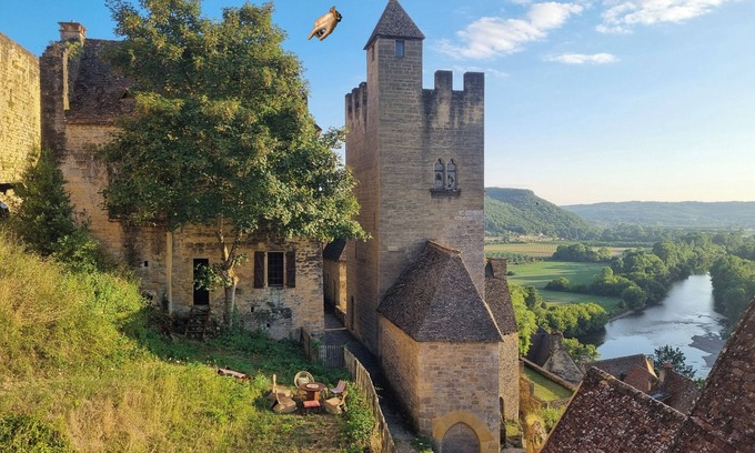 Beynac-et-Cazenac Apartment | Medieval adventure chilled behind the massive stone of a thousand-year-old tower!
