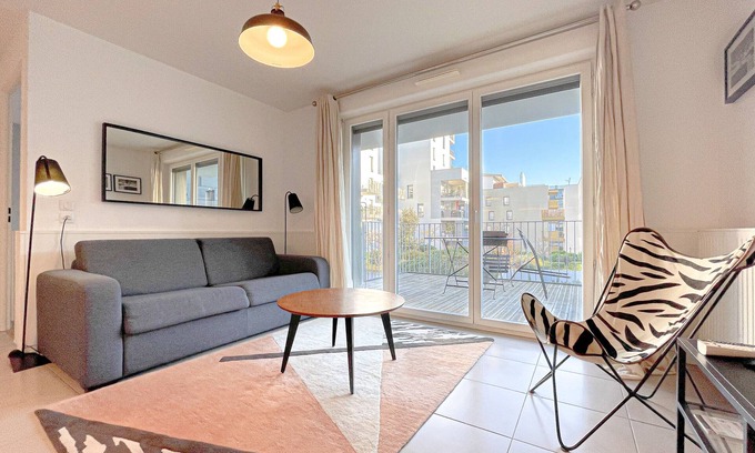 Bassins a Flot Apartment | Nice apartment for 4 with parking, near Cité du Vin