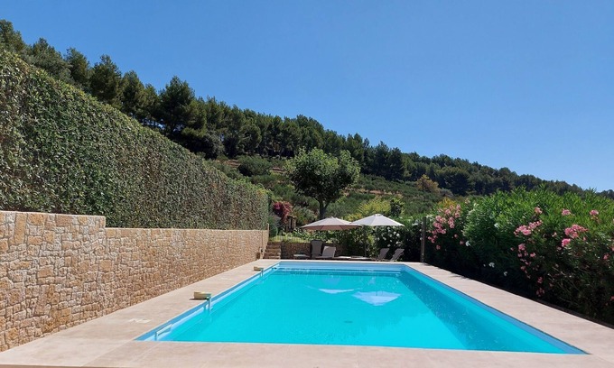 Sanary-sur-Mer House | Pretty farmhouse surrounded by vineyards and olive trees will