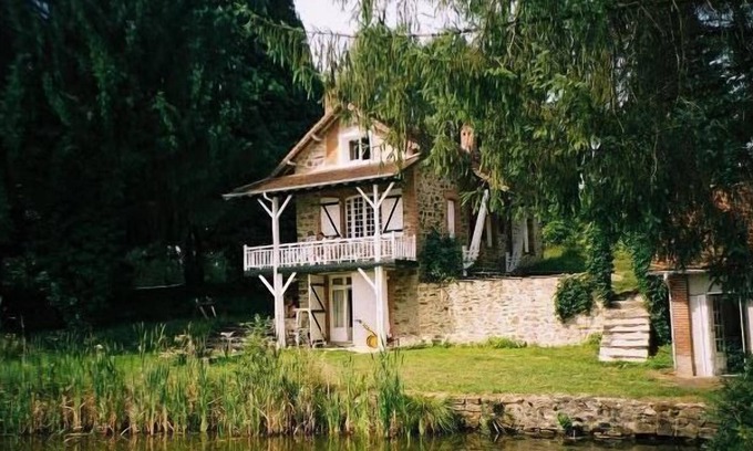 Ladignac le Long House | property with guest house on beautiful grounds (9 ha) directly on a large lake (5 ha)