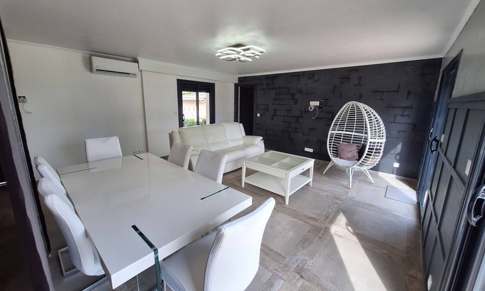 Lahourcade Apartment | Quiet apartment - walks, bikes and private garden