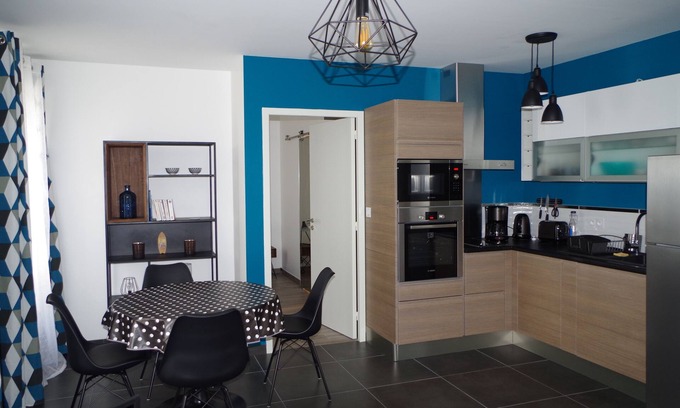 La Rochelle City Centre Apartment | Recent apartment in the heart of downtown with private parking