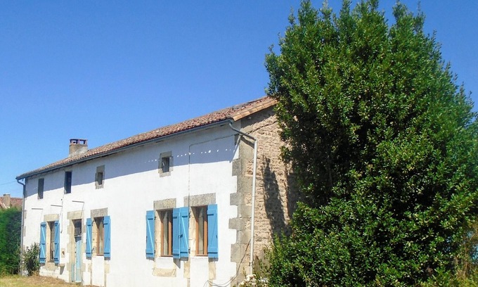 Charroux House | Rural Farmhouse with Spacious Garden near Charroux
