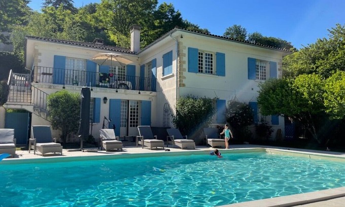 Aubeterre-sur-Dronne Villa | Spacious family villa with large heated pool & sundowner deck in pretty village