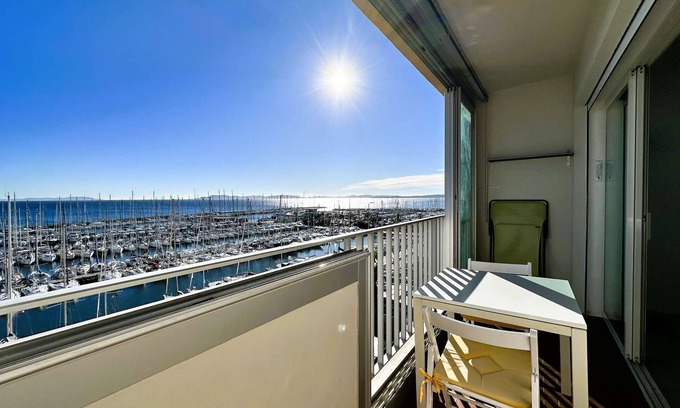 Toulon - Hyeres Apartment | Studio for 2 people on the port of Hyères, panoramic sea view, a few steps from the beaches and.