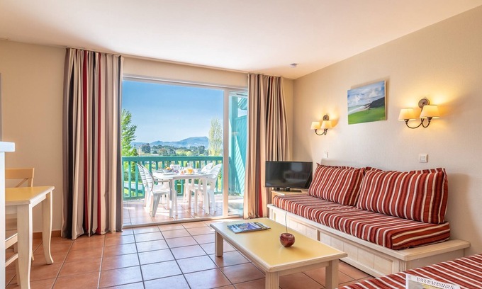 Arcangues Apartment | Sur le Golf D'arcangues et Face à la Rhune