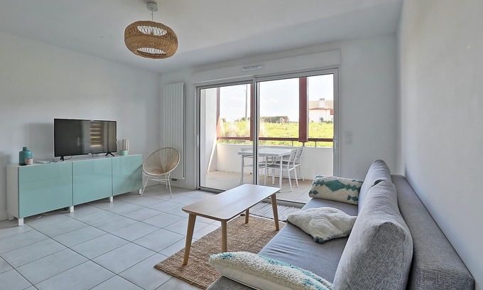 Kokotia Apartment | T2 cosy with terrace parking, beach nearby, Acotz