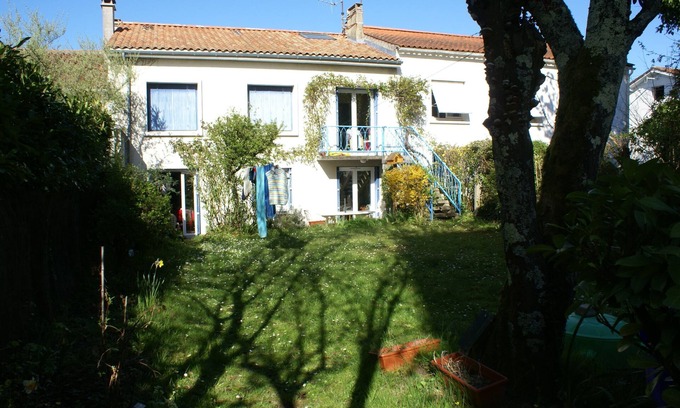 Saintes House | Town house with garden and terrace near Saintes town center