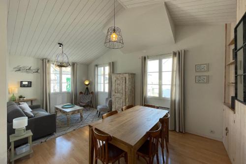 La Flotte Apartment | Very bright nest with terrace in the village