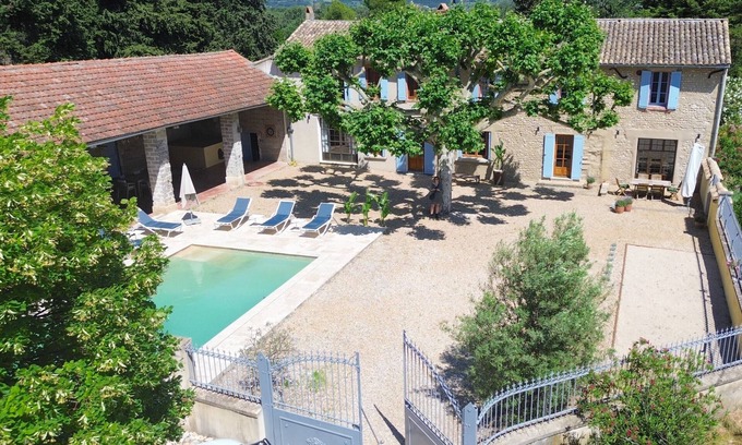 Sablet Villa | Villa des Sables is a magnificent holiday home for 10 people with a private heated swimming pool in the Vaucluse region of Provence.