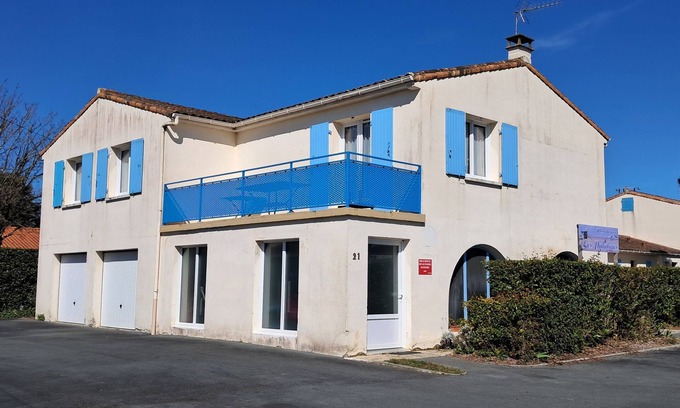 Saint-Palais-sur-Mer Villa | VILLA F4 (100m2) balcony, beach 300m, swimming pool, WIFI billiards table soccer