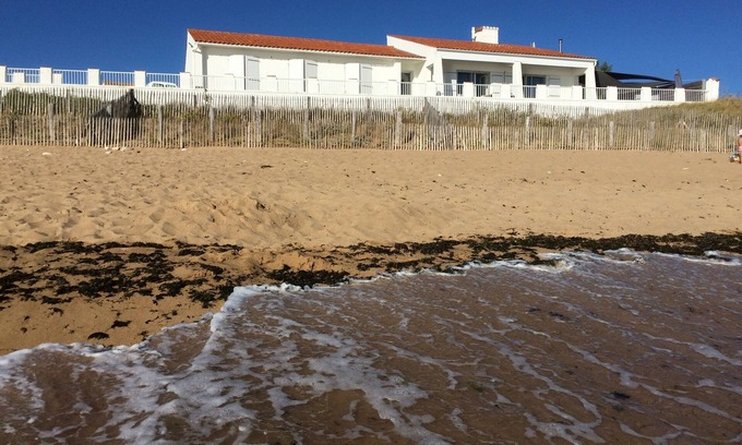 La Cotiniere Villa | villa feet in water sleeps 12 living room living room kitchen sea view 5 bedrooms