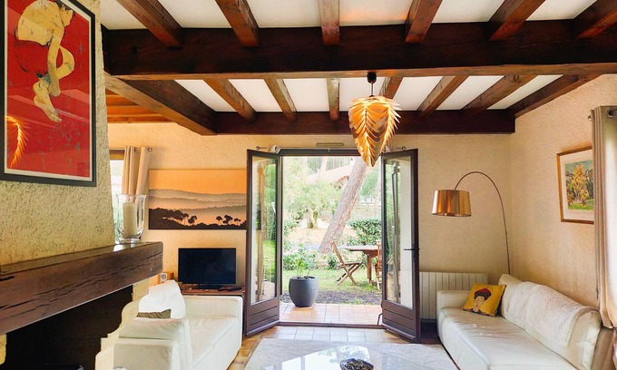 Le Penon Villa | Villa Sous les Pins, à la Plage!