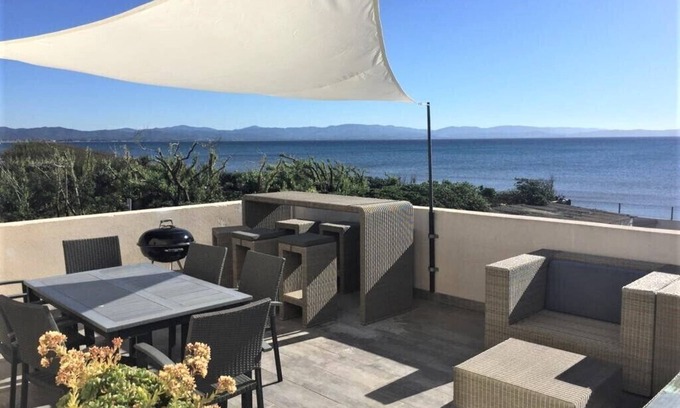 Giens Apartment | Waterfront duplex 150m2 12/14 pax, magnificent sea view.