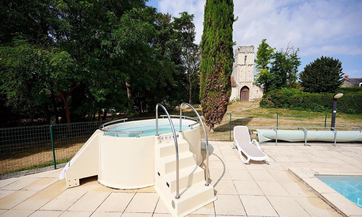 Ingrandes Ski Chalet | Luxe Sanitary XL 6 Pers. Villatent at 4-star campsite Le Petit Trianon
