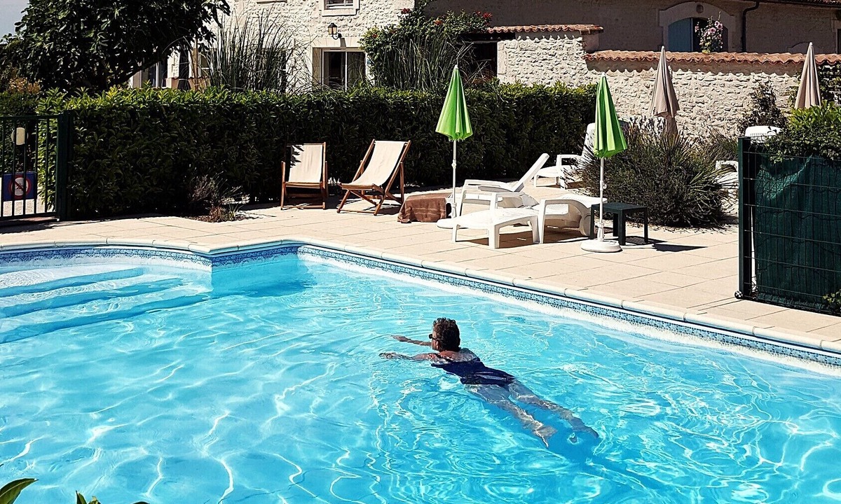 Brives-sur-Charente Bed & Breakfast | Les Coquelicots, Suite Familiale Avec Accès Piscine