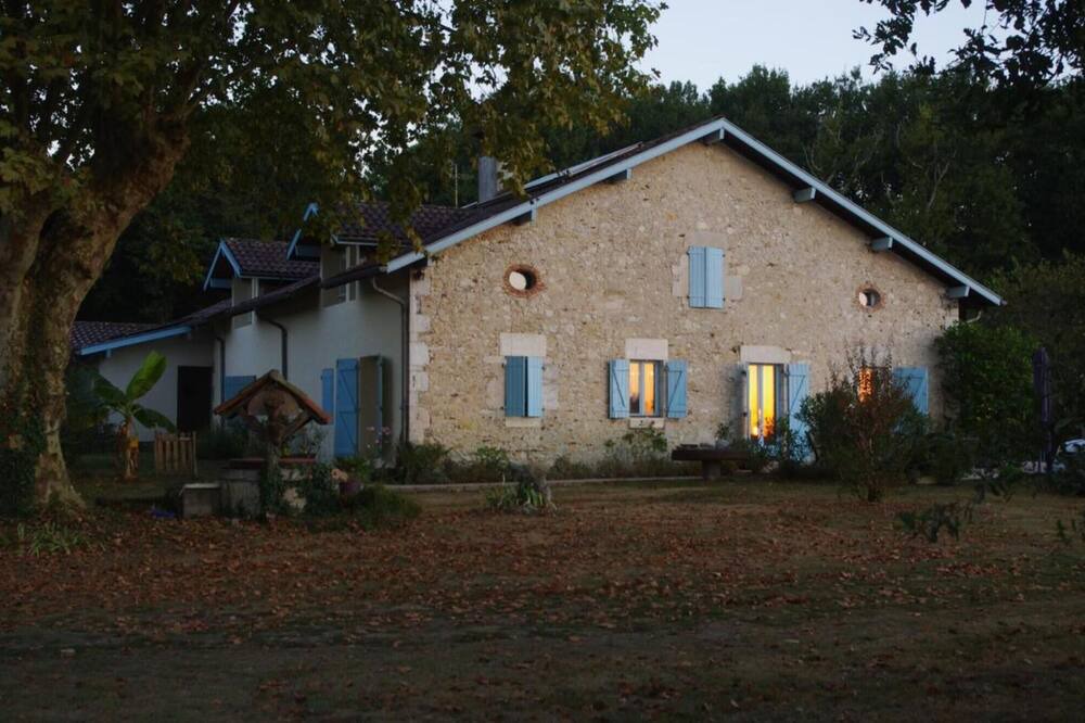 Angoume House | Guest House 'Chambre D'hote Albizia' with Mountain View, Wi-Fi and Air Conditioning