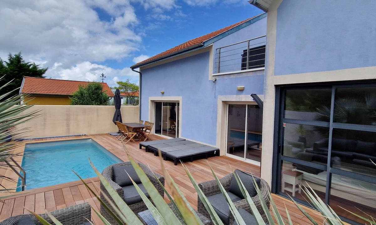 Port District House | Spacious house with swimming pool close to the beach