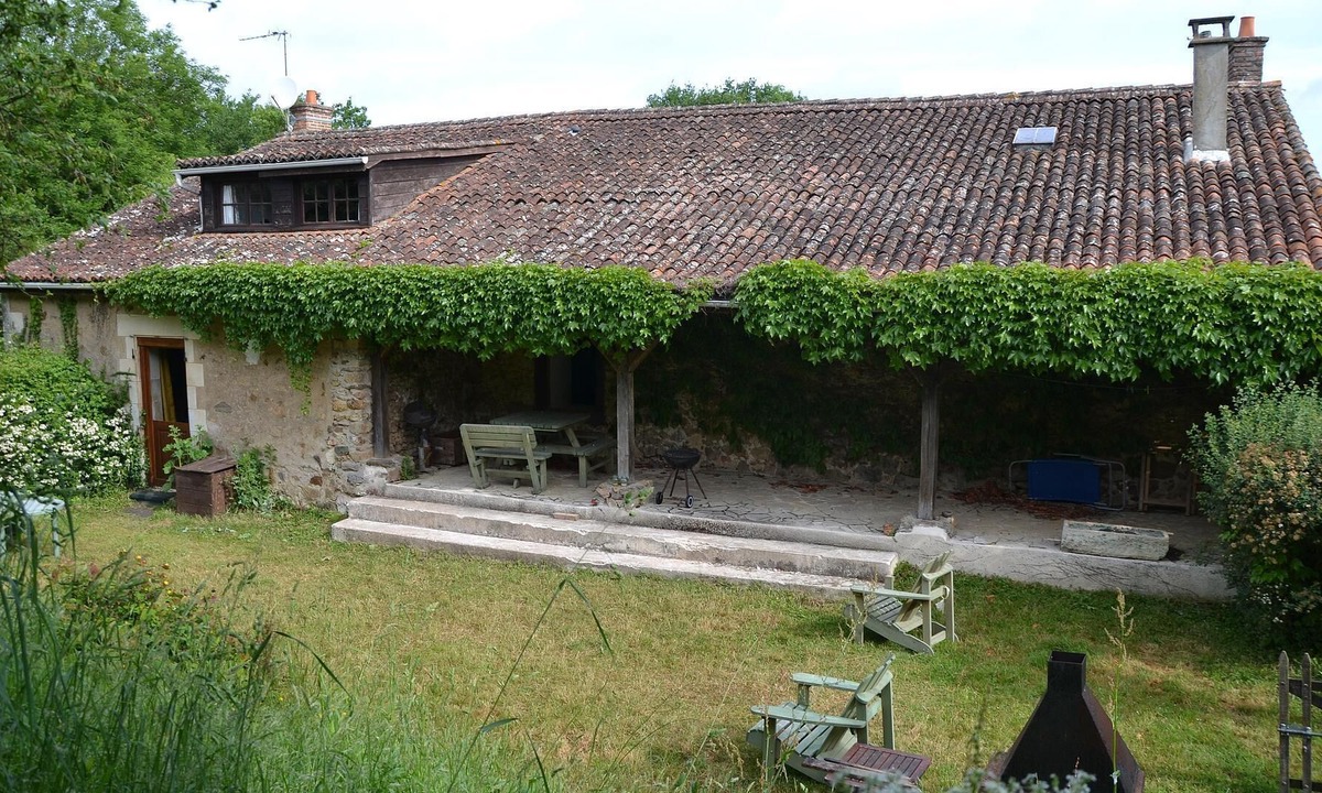 Luchapt House | Holiday Home 'Gîte Le Noyer' with Private Terrace, Private Garden and Wi-Fi