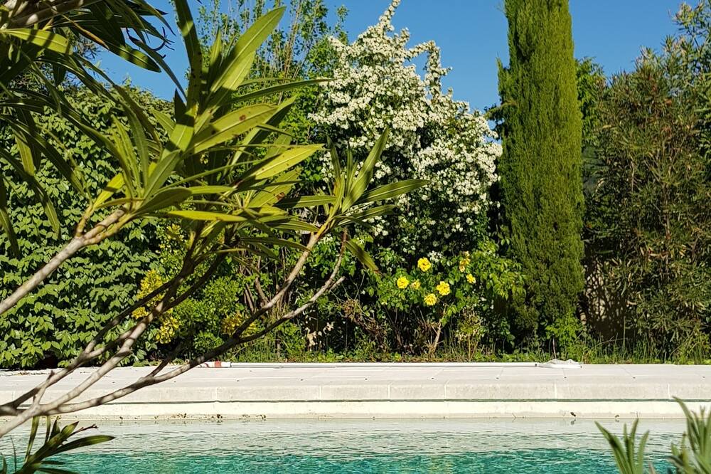 Seguret House | Holiday Home 'Villa Le Mas Des Fleurs' with Private Pool, Private Terrace and Wi-Fi