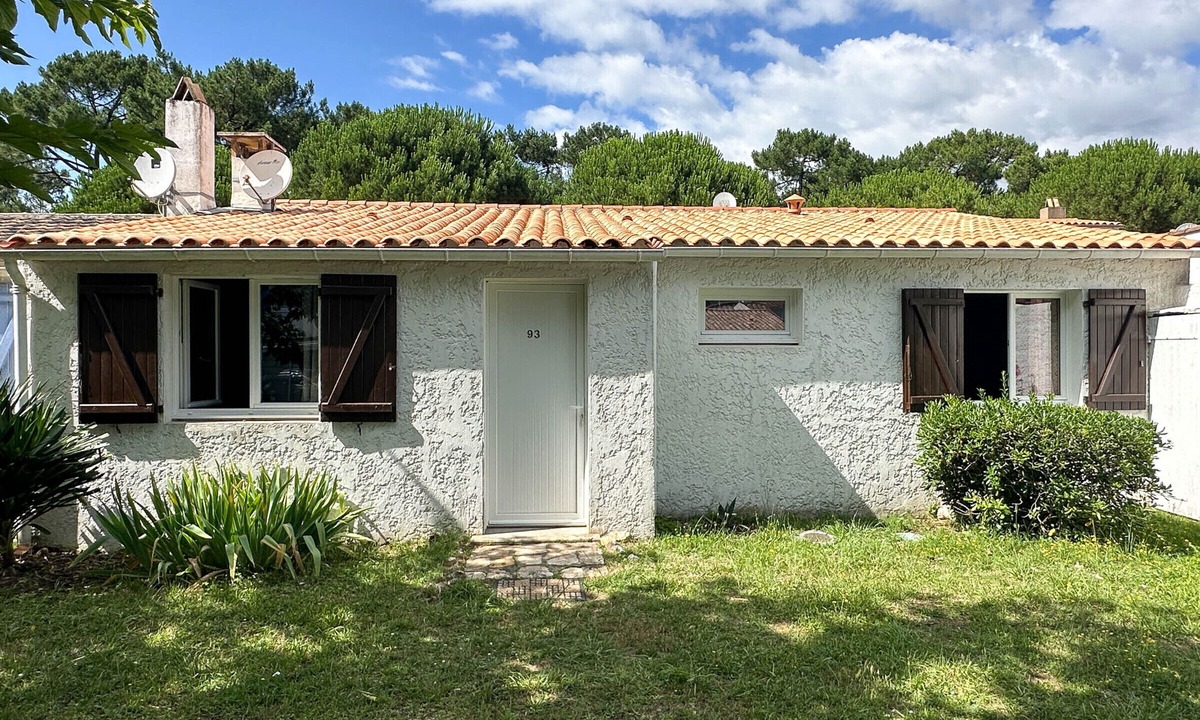 La Palmyre House | Renovated 2BR Villa near Beach & Shops - La Palmyre