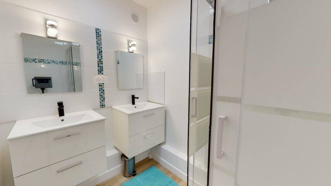Photo of Bathroom in Cenon